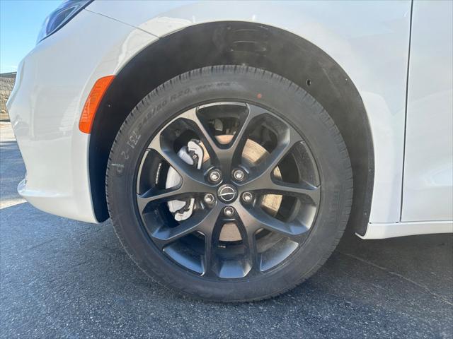 2026 Chrysler Pacifica Select AWD
