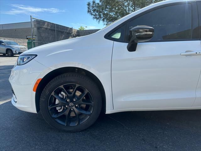 2026 Chrysler Pacifica Select AWD
