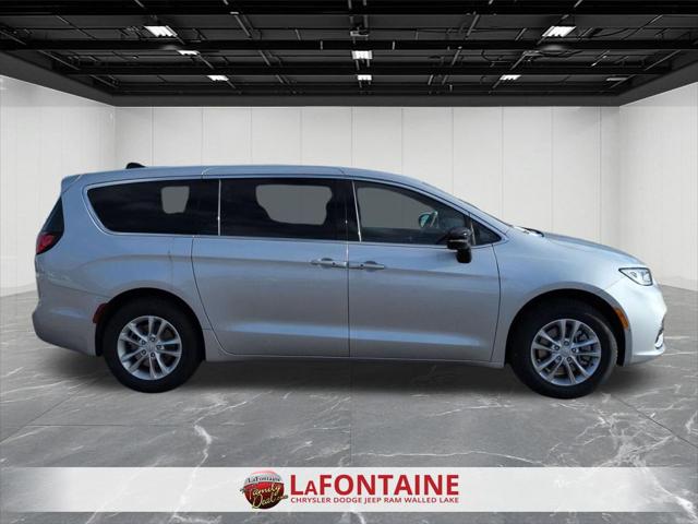 2026 Chrysler Pacifica Select AWD