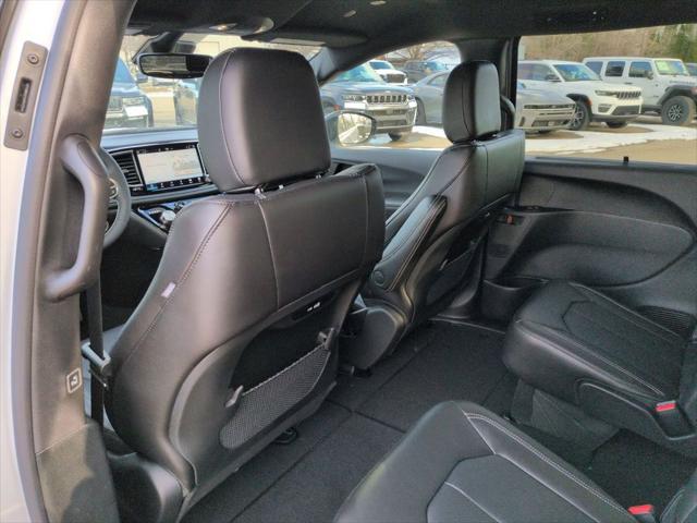 2026 Chrysler Pacifica Select AWD