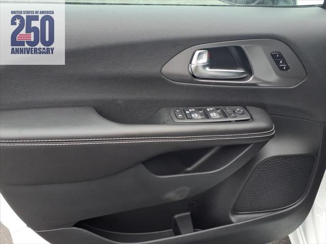 2026 Chrysler Pacifica Select AWD
