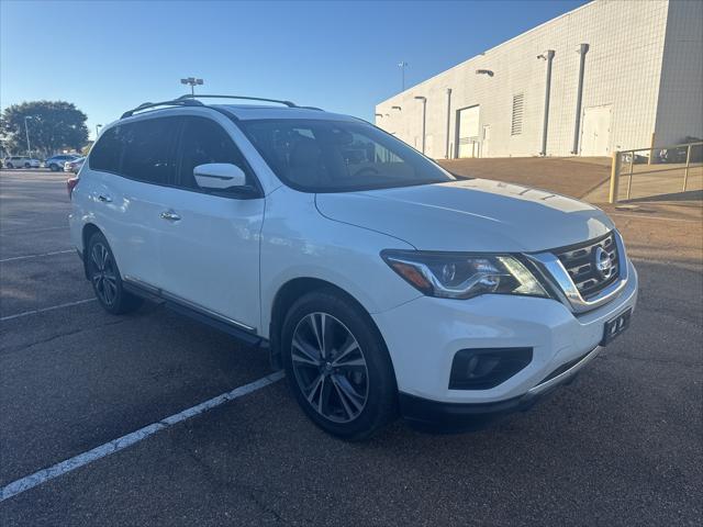 2019 Nissan Pathfinder Platinum's photo