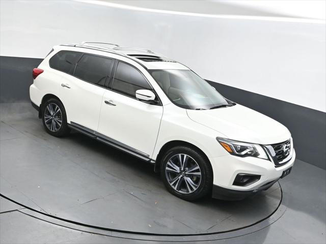 2019 Nissan Pathfinder Platinum's photo
