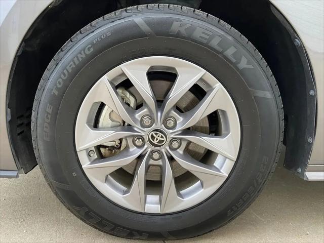 2024 Toyota Sienna LE