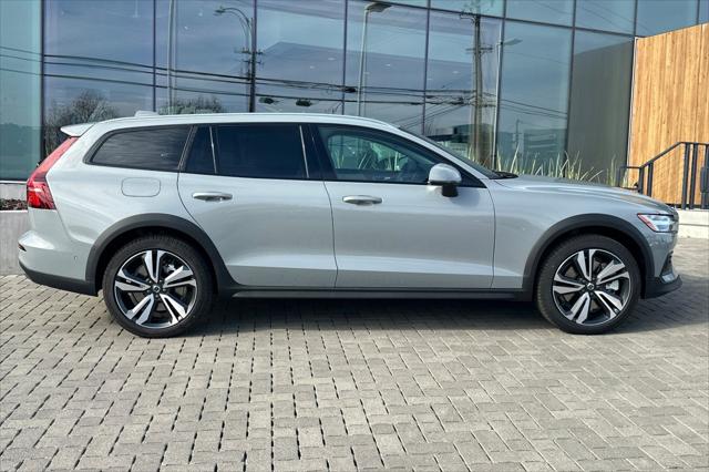 2026 Volvo V60 Cross Country Plus, B5 AWD Gas (mild hybrid)