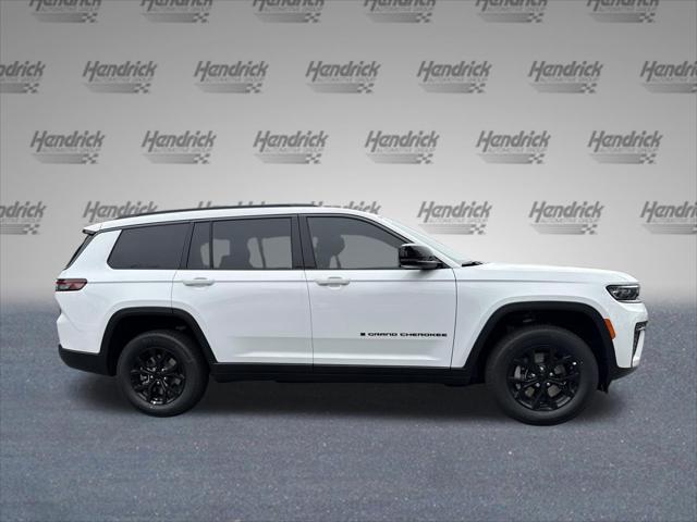 New 2026 Bright White Clear-Coat Exterior Paint Jeep Laredo image 36