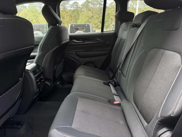 2025 Jeep Grand Cherokee Laredo 4x2