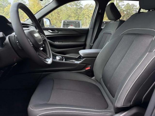 2025 Jeep Grand Cherokee Laredo 4x2
