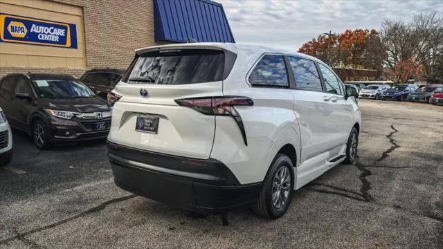 2024 Toyota Sienna LE