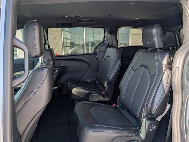 2026 Chrysler Pacifica Select AWD