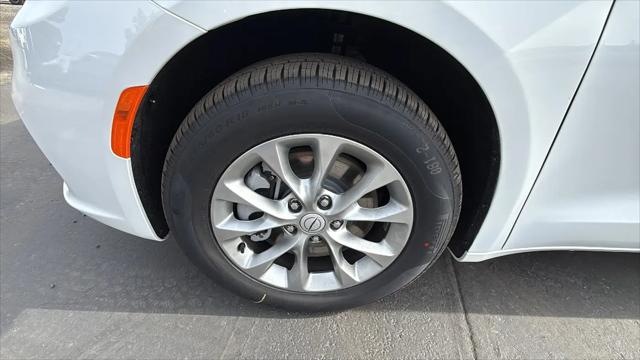 2026 Chrysler Pacifica Select AWD