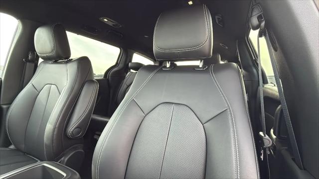 2026 Chrysler Pacifica Select AWD