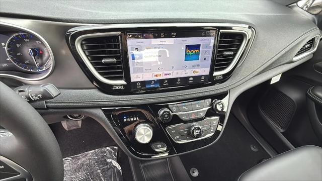 2026 Chrysler Pacifica Select AWD