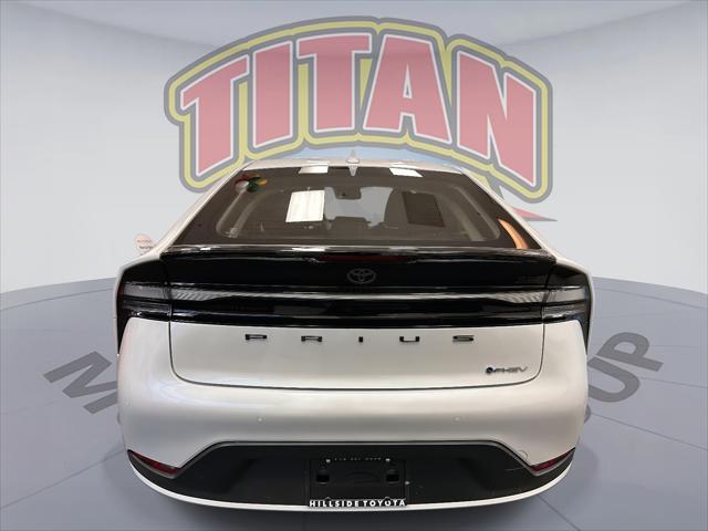 2025 Toyota Prius Plug-In Hybrid SE [2]
