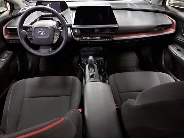 2025 Toyota Prius Plug-In Hybrid SE [13]