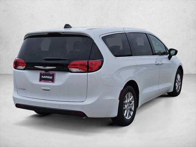 2025 Chrysler Voyager LX