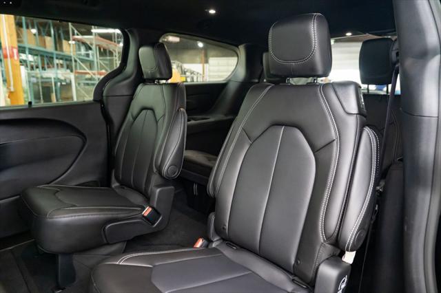 2026 Chrysler Pacifica Select AWD