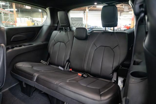 2026 Chrysler Pacifica Select AWD