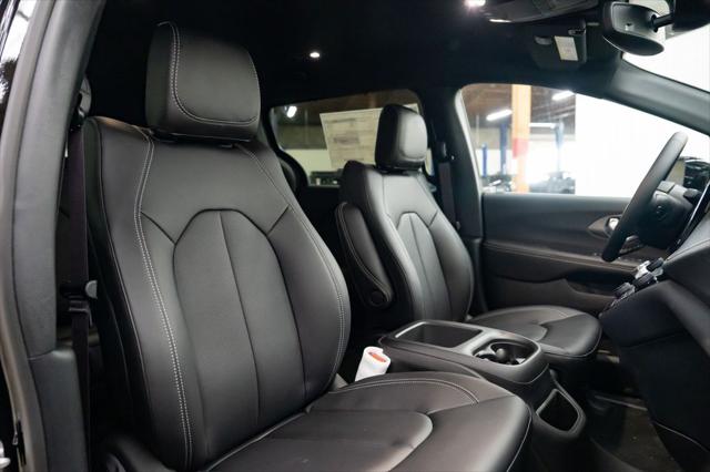 2026 Chrysler Pacifica Select AWD