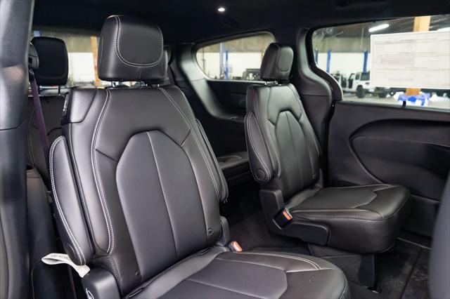 2026 Chrysler Pacifica Select AWD