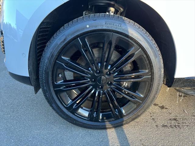 2026 Land Rover Range Rover P615 SV