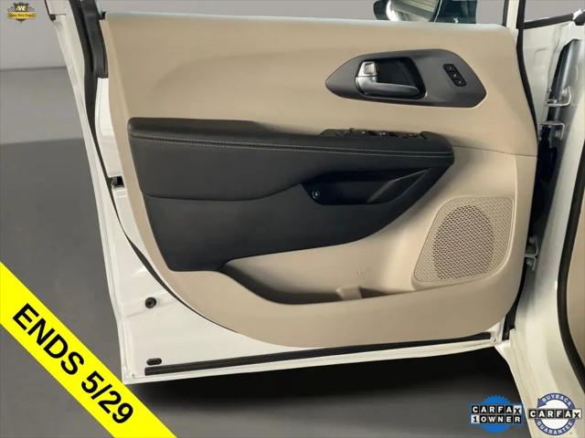 2024 Chrysler Pacifica Hybrid Select