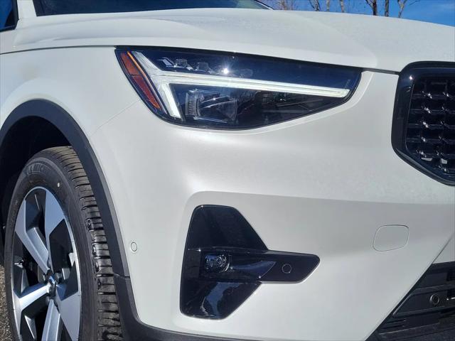 2026 Volvo XC40 Plus, B5 AWD Gas (mild hybrid), Dark