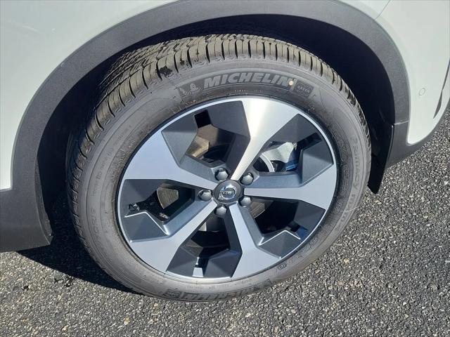 2026 Volvo XC40 Plus, B5 AWD Gas (mild hybrid), Dark