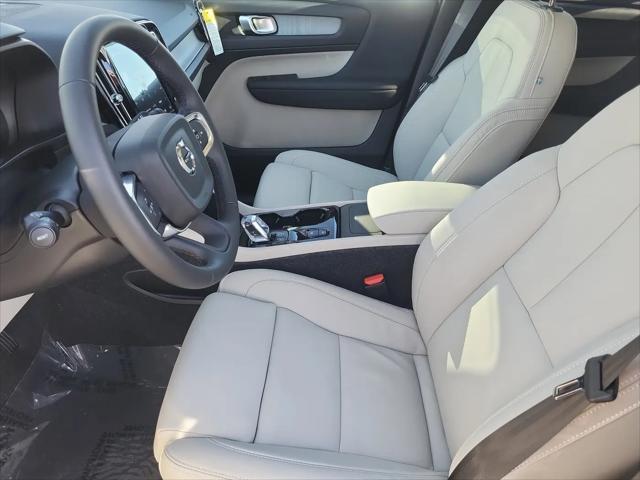 2026 Volvo XC40 Plus, B5 AWD Gas (mild hybrid), Dark