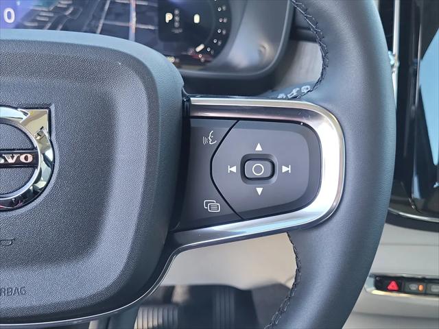 2026 Volvo XC40 Plus, B5 AWD Gas (mild hybrid), Dark