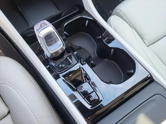 2026 Volvo XC40 Plus, B5 AWD Gas (mild hybrid), Dark