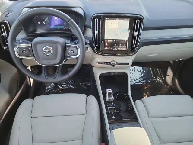 2026 Volvo XC40 Plus, B5 AWD Gas (mild hybrid), Dark