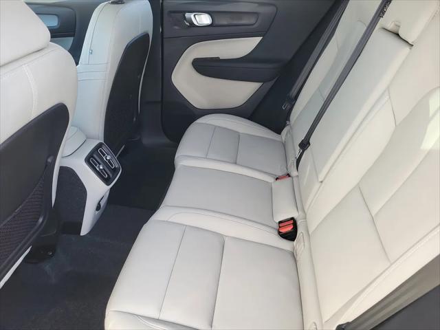 2026 Volvo XC40 Plus, B5 AWD Gas (mild hybrid), Dark