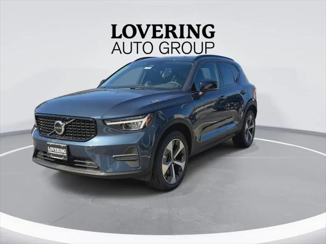 2026 Volvo XC40 Core, B5 AWD Gas (mild hybrid), Dark