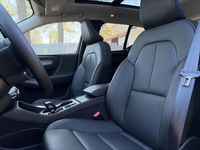 2026 Volvo XC40 Core, B5 AWD Gas (mild hybrid), Dark