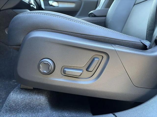 2026 Volvo XC40 Core, B5 AWD Gas (mild hybrid), Dark