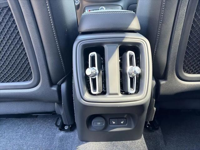 2026 Volvo XC40 Core, B5 AWD Gas (mild hybrid), Dark
