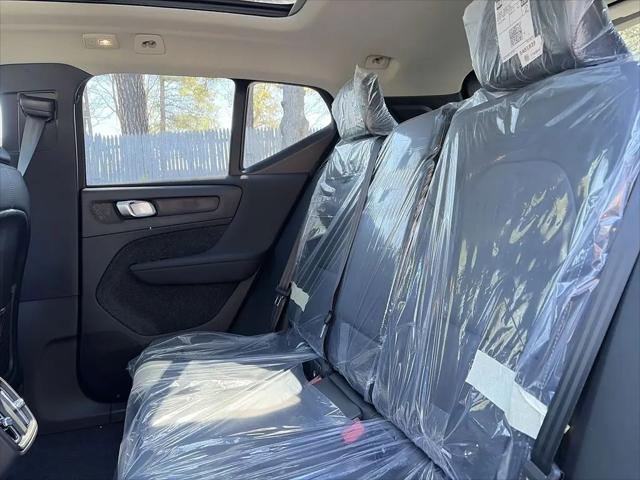 2026 Volvo XC40 Core, B5 AWD Gas (mild hybrid), Dark