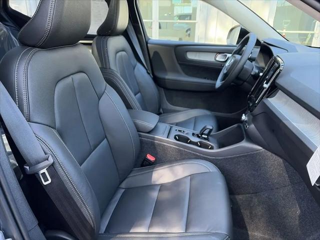 2026 Volvo XC40 Core, B5 AWD Gas (mild hybrid), Dark
