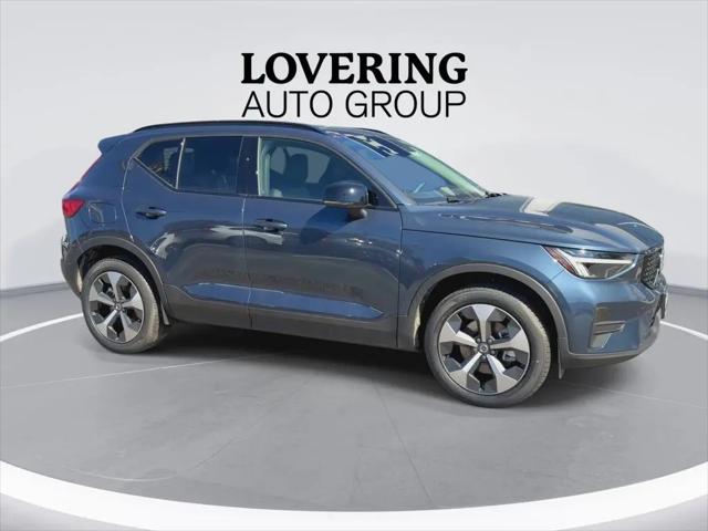 2026 Volvo XC40 Core, B5 AWD Gas (mild hybrid), Dark