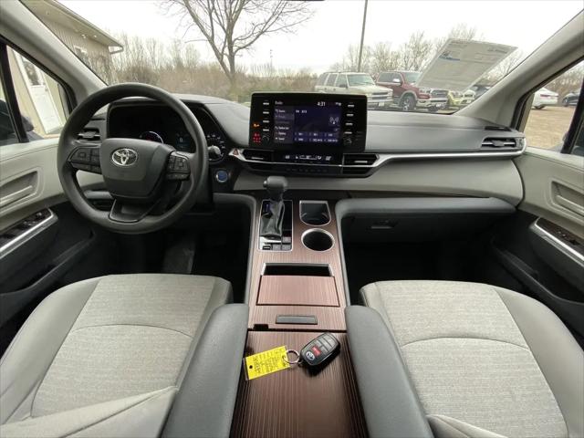 2024 Toyota Sienna LE