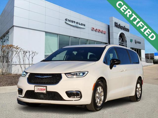 2025 Chrysler Pacifica Select