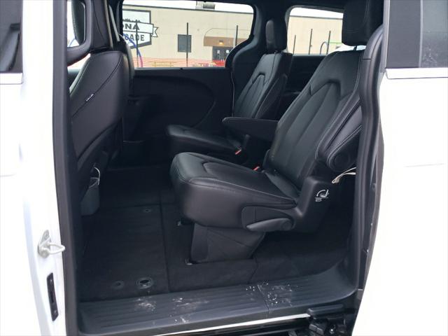 2026 Chrysler Pacifica Select AWD