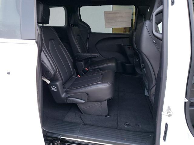2026 Chrysler Pacifica Select AWD