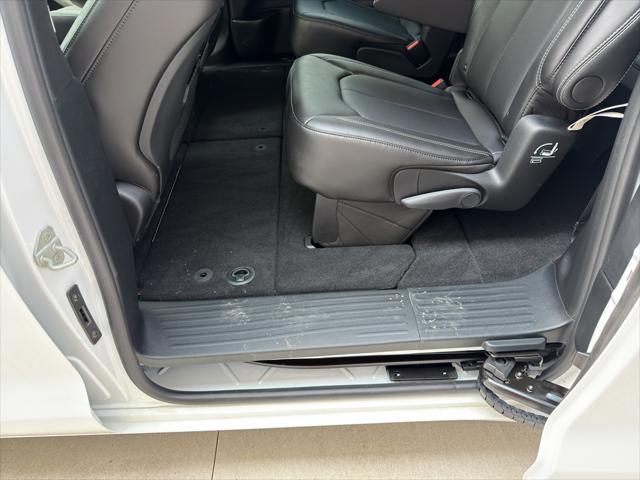 2026 Chrysler Pacifica Select AWD