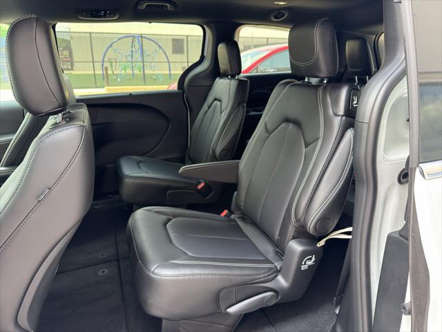 2026 Chrysler Pacifica Select AWD