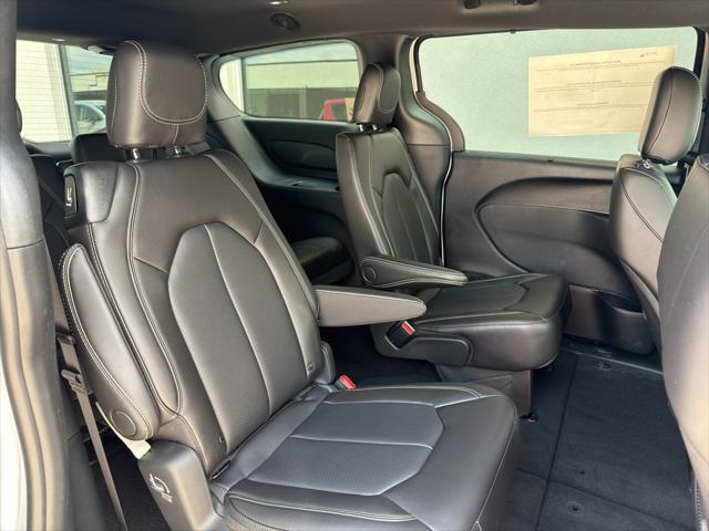 2026 Chrysler Pacifica Select AWD