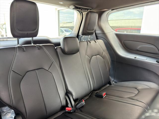 2026 Chrysler Pacifica Select AWD