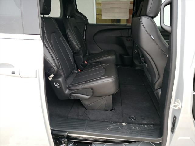 2026 Chrysler Pacifica Select AWD