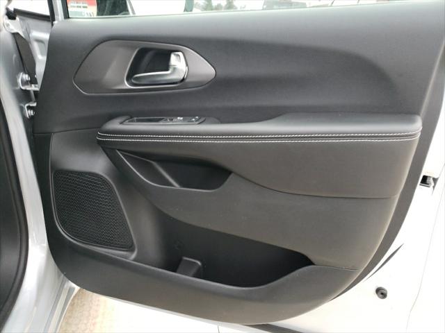 2026 Chrysler Pacifica Select AWD